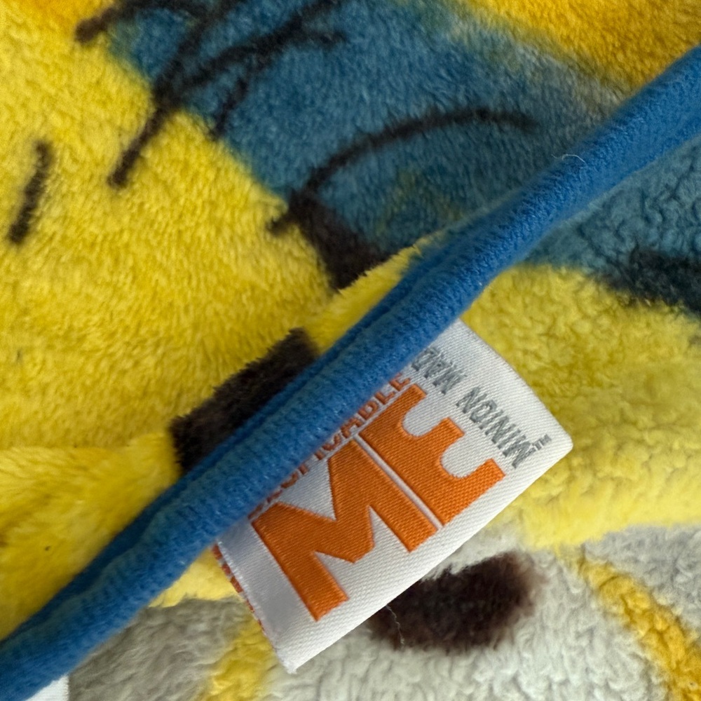 Despicable Me Minions Kids Blanket - Blue and Yellow - Picture 3 of 3
